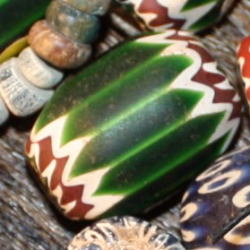 アンティーク　グリーンシェブロン　antique green chevron beads