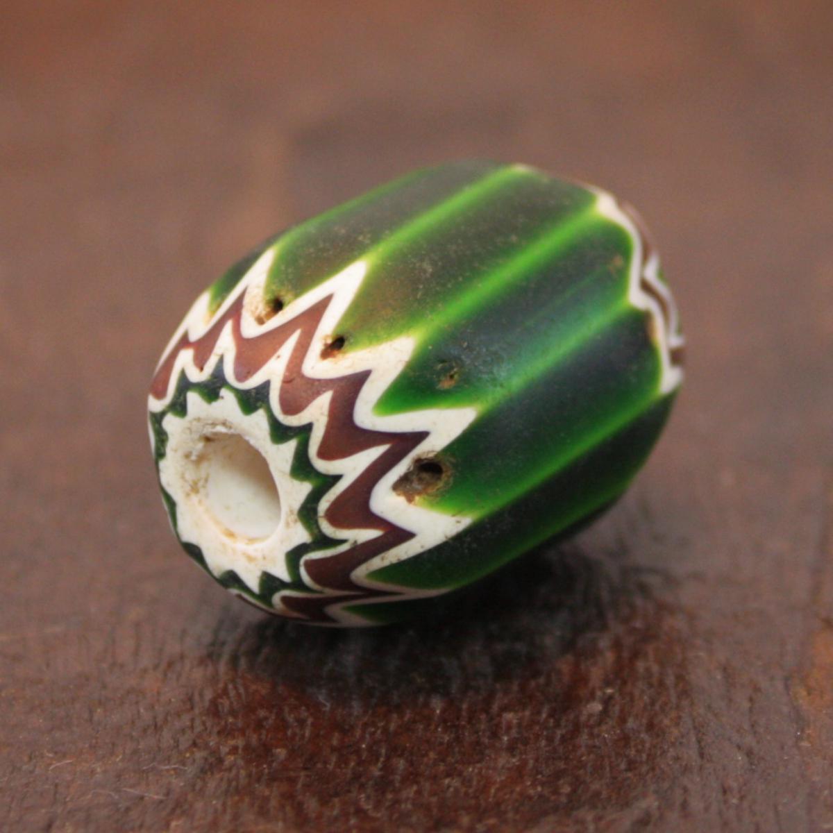 アンティーク　グリーンシェブロン玉 antique green chevron