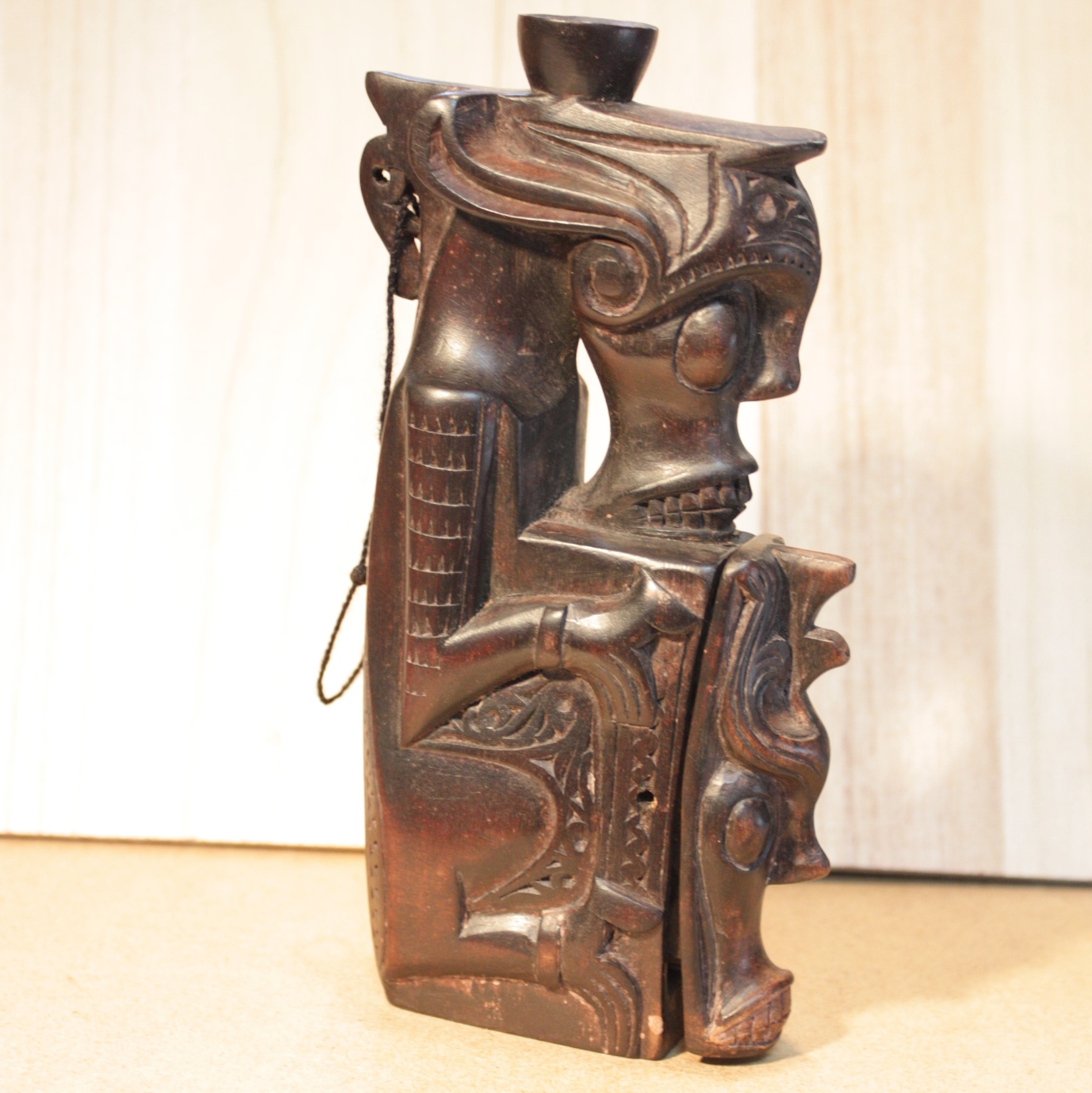 バタック族木彫薬草入れ　batak wooden medicine container